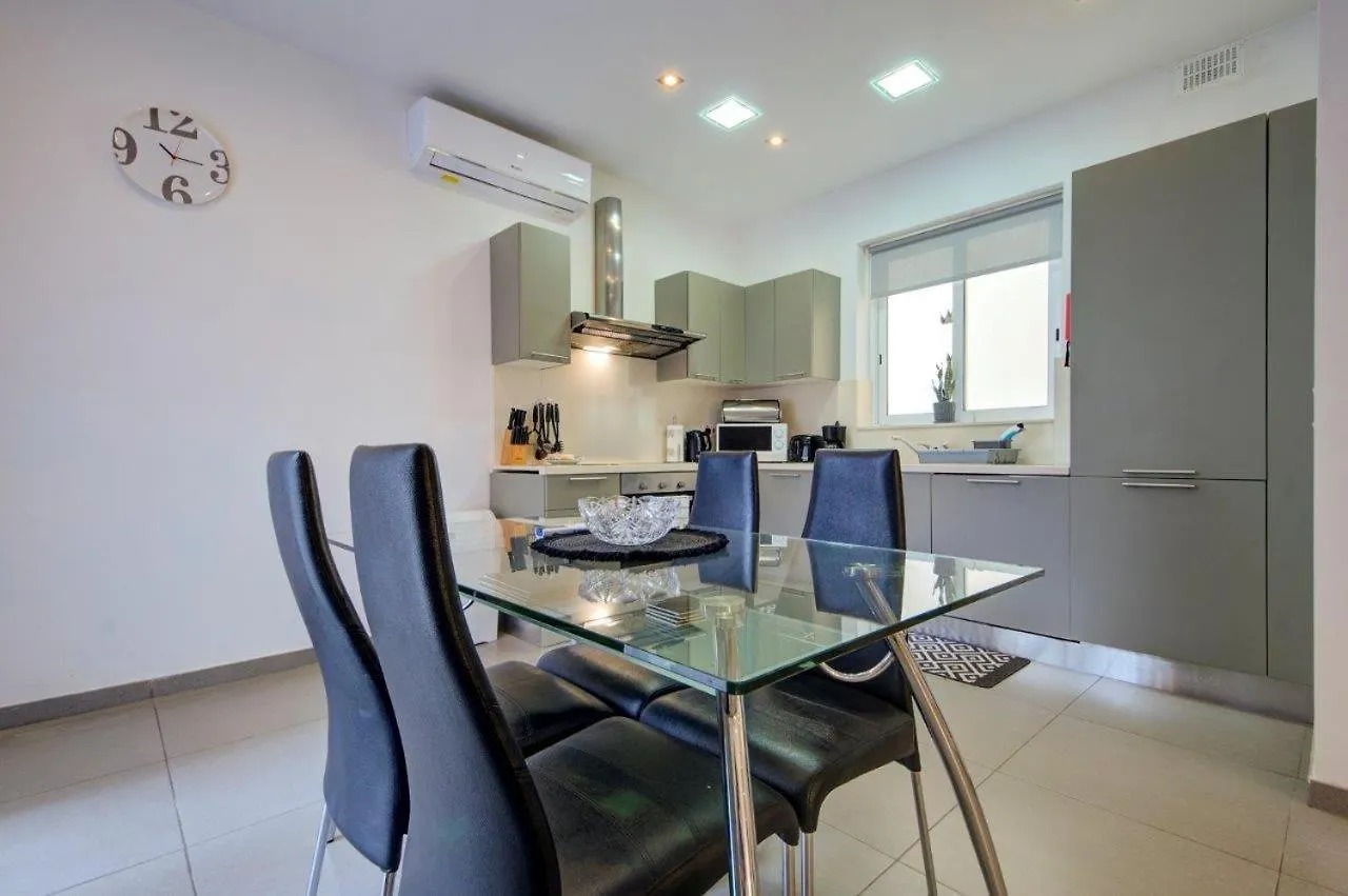 Sliema 2 Bedroom Close To Seafront Malta