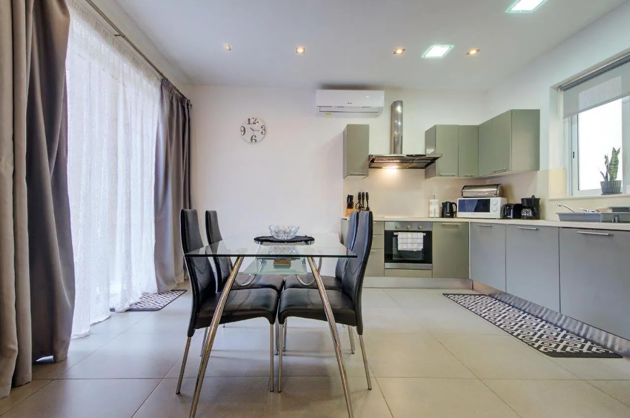 Sliema 2 Bedroom Close To Seafront 0*,  Malta
